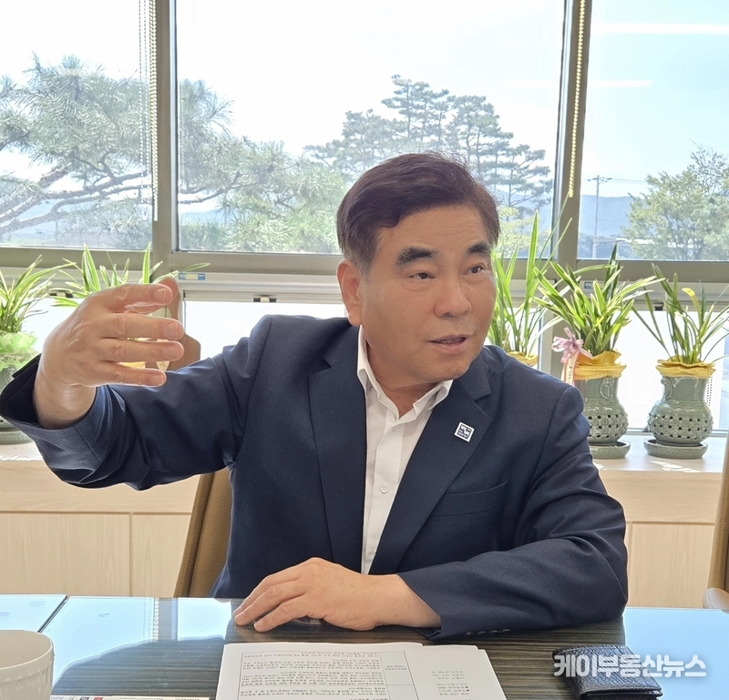 이흥규 사장은 “매년 까다로운 기준을 적용하는 경영평가에서 성과를 거둘 수 있었던 것은 작은 혁신을 꾸준히 이어온 결과”라고 설명했다. (사진- 이흥규 양주도시공사 사장이 지난 3일 기자와 인터뷰를 하고 있다.) / 김교민 기자