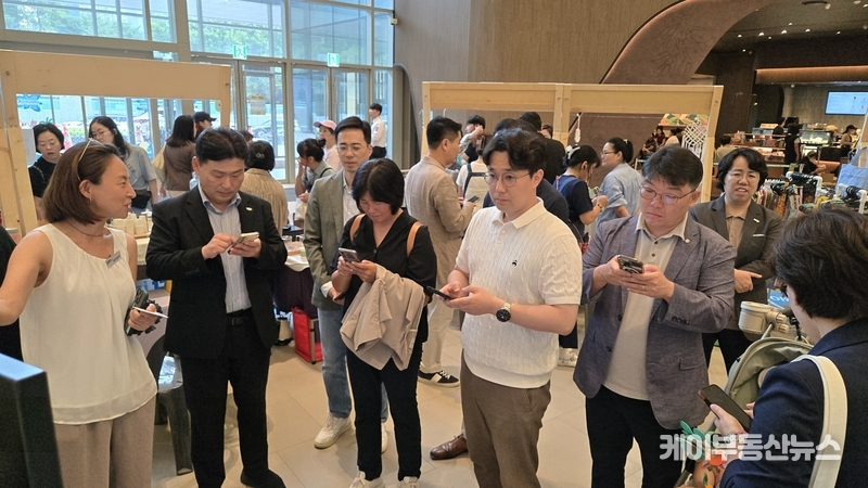 최원용 수원특례시의회 의회운영위원장은 “사회적경제 기업들이 판로를 넓히고 시민들이 즐겁게 참여할 수 있는 의미 있는 자리”라며 “지속적인 지원과 제도적 뒷받침에 힘쓰겠다”고 말했다. / 김교민 기자