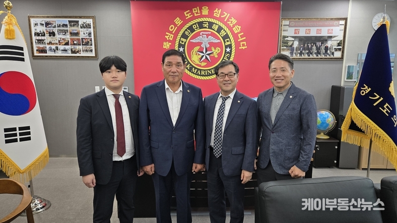 참석자들은 의정 활동 속에서 해병대 출신 의원들의 연대를 강화하고, 향후 지역 현안 해결과 의정 협력 방안에 대해 의견을 나눴다 (사진 왼쪽부터 - 수원특례시의회 최정헌 의원, 경기도의회 김규창 부의장, 수원특례시의회 이재형 의원, 화성특례시의회 임채덕 의원) / 김교민 기자