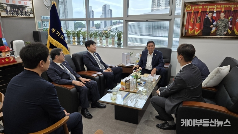 김규창 부의장은 “해병대 정신은 국가와 국민을 위해 헌신하고 맡은 바 소임을 다하는 것”이라며 “오늘 이 자리를 계기로 도민을 섬기고 지역사회를 위해 더 큰 힘을 모아가자”고 강조했다. / 김교민 기자