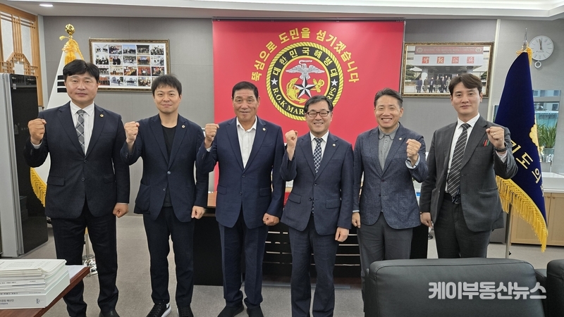 김규창 경기도의회 부의장 주관, 해병대 출신 경기지역 광역·기초의원 한자리… 의정 협력 논의 (사진 왼쪽부터 경기도의회 이영주 · 유영일 의원, 김규창 부의장, 수원특례시의회 이재형 의원, 화성특례시의회 임채덕 의원, 경기도의회 김일중 의원) / 김교민 기자
