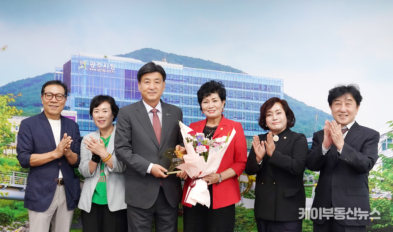 성남시의회 민영미 의원이 성남시와 광주시 간 상생 협력과 시민 편익 증진에 앞장선 공로를 인정받아, 광주시로부터 ‘지역 상생협력 유공 감사패’를 받았다. (사진 - 민영미 의원실 제공) / 김교민 기자