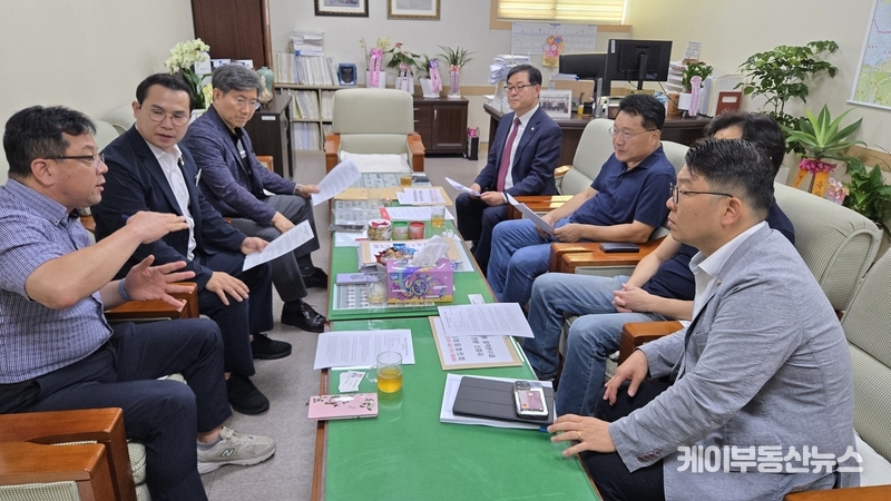 9일 오전 백광호 수원 광교신도시 입주자대표협의회 회장 및 최성수 광교중흥S클래스 회장, 경기도의회 이오수 의원, 수원특례시의회 이재형·홍종철 의원 등이 김현수 수원시 제1부시장을 면담하고 있다, / 김교민 기자
