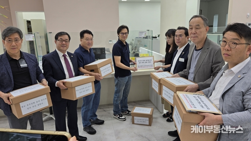 광교 입대협은 9일 김현수 수원시 제1부시장을 면담하고 주민 서명부와 면담 요청 공문(회신기한 9월 18일)을 전달한 뒤, 청원서를 시청 민원실에 접수했다. / 김교민 기자
