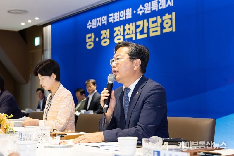 9일 열린 '수원지역 국회의원·수원특례시 당·정 정책간담회'에서 발언하는 국회의원 김승원(수원갑) (사진 - 이재준 수원특례시장 페이스북 캡쳐) / 김교민 기자