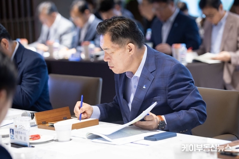 이재준 수원특례시장은 “시민의 삶의 질과 도시경쟁력을 높여가는 ‘수원 대전환’의 완성을 위해 흔들림 없이 나아가겠다”고 강조했다. 의원들과 시민들의 관심과 응원이 성과의 원동력이라는 점도 덧붙였다. (사진 - 이재준 수원특례시장 페이스북 캡쳐) / 김교민 기자