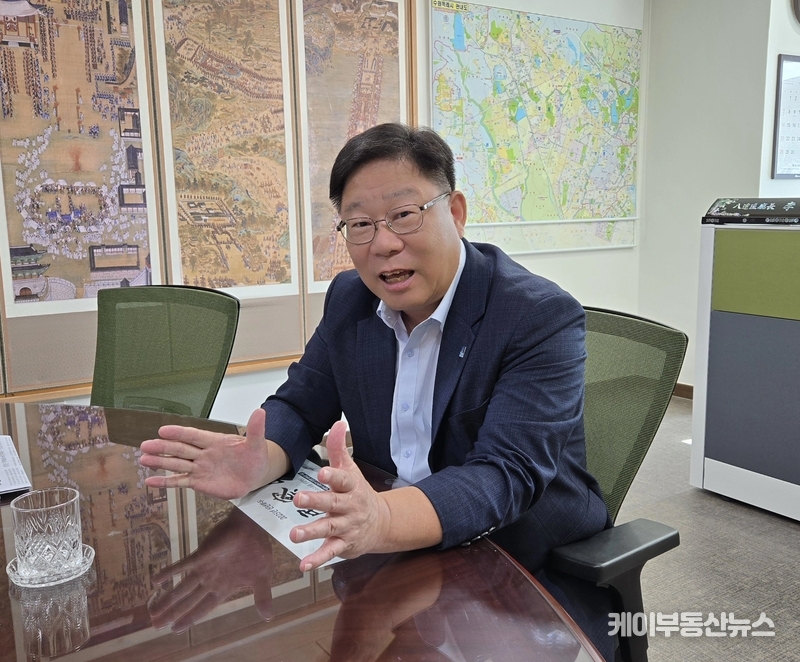 23일 오후 팔달구청장실에서 마주한 그는 36년간의 공직 경험을 바탕으로 행정 철학을 솔직히 풀어냈다. 차분하면서도 단호한 어조 속에서 ‘행정은 현실을 바꾸는 도구여야 한다’는 그의 신념이 묻어났다. / 김교민 기자