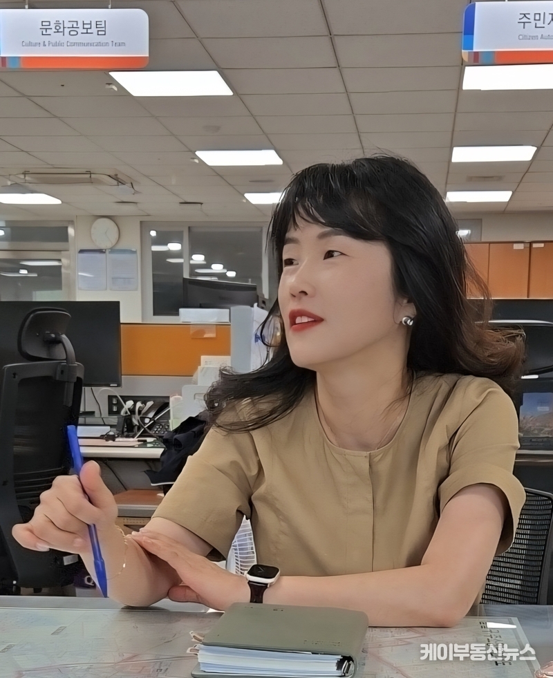 김현주 팀장은 “수원화성문화제가 이제 세계인이 찾는 글로벌 축제로 성장하고 있다”며 “여기에 축제를 상징하는 공식 노래가 더해진다면 수원은 역사·문화·음악이 어우러진 도시로 자리매김할 수 있다”며, 시민과 관광객이 함께 부를 수 있는 ‘수원의 노래’ 만들기를 제안했다. / 김교민 기자