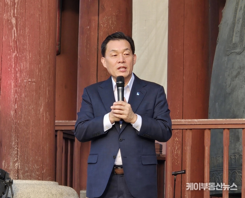 이재준 수원특례시장이 여민각에서 열린 개막 타종식에서 인사말을 하고 있다. / 김교민 기자