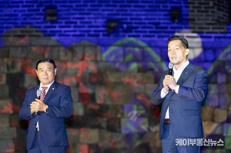 2025 수원화성 미이어아트 개막 무대에서 이재준 수원특례시장(오른쪽)과 이재식 수원특례시의회 의장이 축제의 개막을 축하하며 인사말을 전하고 있다.