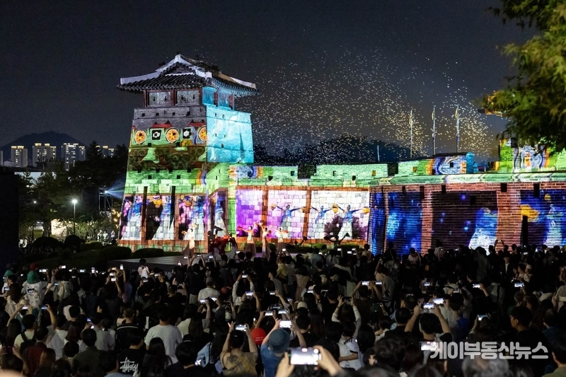 “빛으로 물든 세계문화유산, 수원화성” 제62회 수원화성문화제 개막식에서 성곽 전체가 미디어아트로 화려하게 수놓이고, 시민과 관광객들이 대거 몰려 축제의 열기를 더했다. / 김교민 기자