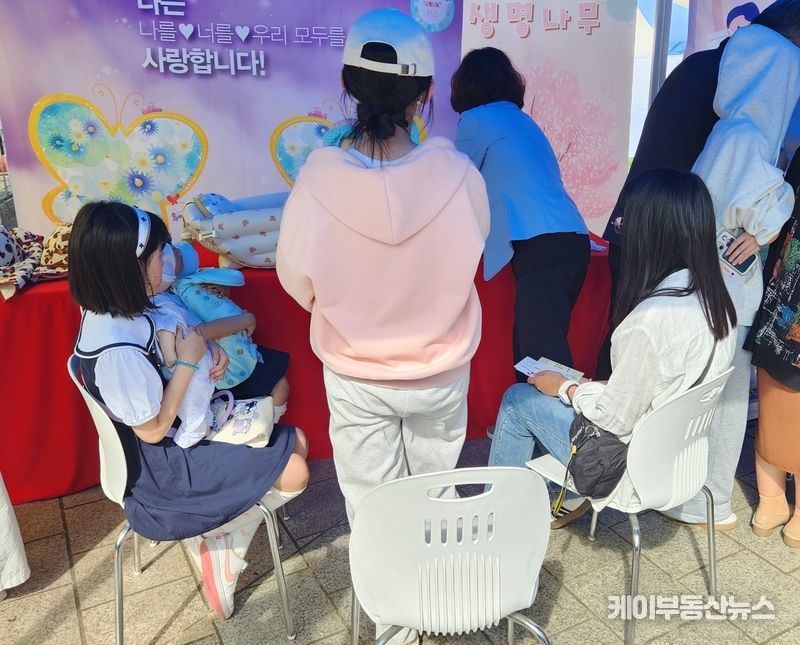 ‘AI 신생아 돌보기' 프로그램에 참여 학생이 직접 시뮬레이터 아기를 안고 기저귀를 갈며 수유·트림을 실습했다.