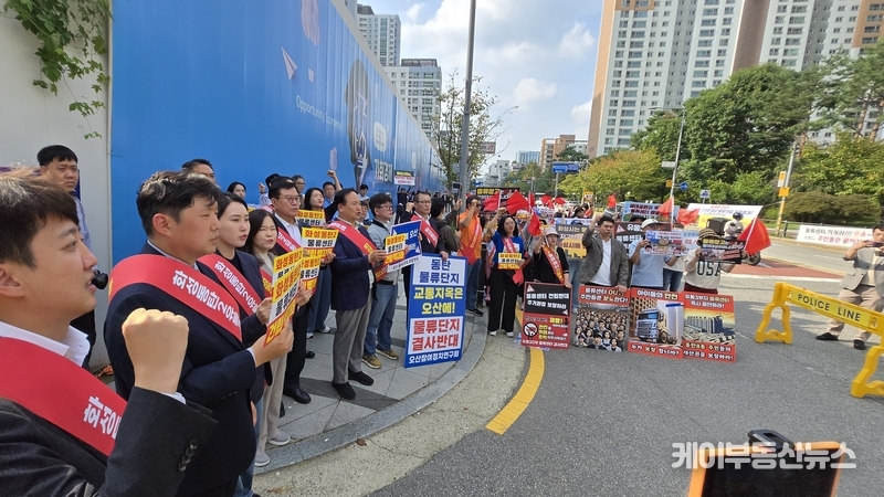 이날 집회에는 이권재 오산시장, 이상복 오산시의회 의장, 송진영·전예슬·조미선 시의원, 차지호 국회의원(오산), 이준석 국회의원(화성 병), 김상균 화성시의회 의원(동탄4·5·6동) 등 지역 정치권 인사들이 총출동했다. / 김교민 기자