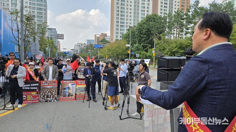 이권재 오산시장은 “화성시는 오산 교통 현실을 외면한 채 단 한 차례의 협의도 없었다”며 강한 불만을 토로했다. 그는 “물류센터 건립 문제와 관련해 몇 차례 만나 논의하자고 요청했지만, 지금까지 화성시로부터 어떠한 답변도 받지 못했다. 이는 협치가 아니라 일방적 행정”이라고 지적했다. / 김교민 기자