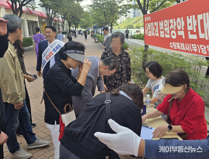 수원특례시의회 전반기 의장을 지낸 김기정 의원도 “시민들이 힘내라는 응원과 함께 서명하는 모습을 보며 큰 책임감을 느낀다”고 전했다. / 김교민 기자