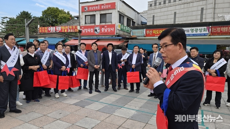 장영하 성남수정 당협위원장은 “리더에 따라 배가 순항하기도 좌초하기도 한다”며 김선교 위원장의 리더십을 높이 평가했다. 이어 “잘못된 경제 정책으로 제2의 IMF 위기를 맞을 수 있다. 내년 지방선거와 전국 선거에서 반드시 승리해 민생을 살려야 한다”며 참석자들과 함께 힘차게 구호를 외쳤다. / 김교민 기자