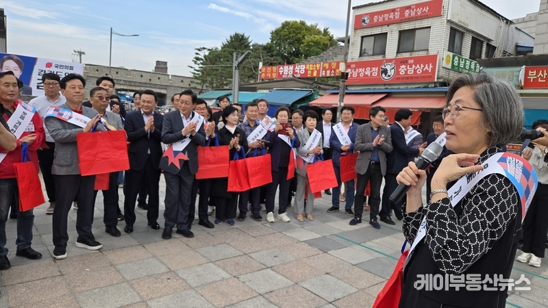 이수정 수원정 당협위원장은 “경제를 잘 모르는 집권 세력의 포퓰리즘 정책으로 물가가 폭등했다”며 “수입 물가가 80% 이상 올라 서민 생활이 위협받고 있다. 오늘 장보기를 통해 시장 물가 상승을 직접 체감하고 이를 국민께 알리겠다”고 말했다. / 김교민 기자