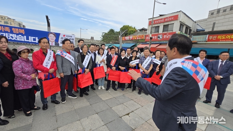 김선교 경기도당위원장은 “오늘 장보기를 통해 서민 물가와 민심을 직접 확인하는 자리가 됐다. 도민들이 체감하는 어려움을 외면하지 않고 정책과 실천으로 보답하겠다”며 “국민의힘 경기도당이 도민 속으로 더 들어가고, 민생을 최우선으로 하는 정당이 될 수 있도록 함께 해 달라”고 당부했다. / 김교민 기자