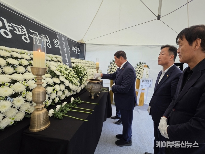 이날 조문에는 ▲김명연 안산병 당협위원장 ▲조광한 남양주병 당협위원장 ▲전동석 광명을 당협위원장 ▲고석 용인병 당협위원장 ▲김규창 경기도의회 부의장 ▲백현종 경기도의회 국민의힘 대표의원 등 도의회 및 시‧군의원들이 참석해 고인의 명복을 빌고 유족을 위로했다.