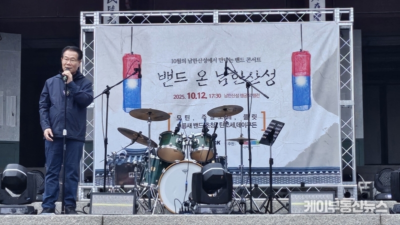 유영두 의원은 “적은 예산에도 불구하고 이처럼 완성도 높은 공연을 준비한 주최 측의 기획력에 감탄했다”며 “지역 주민이 함께 즐길 수 있는 공연이 지속될 수 있도록 적극 지원하겠다”고 말했다. / 김교민 기자