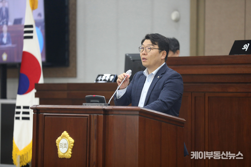 홍종철 의원은 “이번 사안에 대해 수원시와 시의회가 책임 있는 조치를 취해야 한다”며 “첫째, 시 차원의 독립적 감사를 실시하고, 둘째, 연루된 관계자들에 대해서는 철저히 조사해 혐의가 입증될 경우 마땅한 처벌이 이뤄져야 한다”고 촉구했다. 또한 “셋째, 잘못 집행된 예산은 전액 환수하고 재발 방지 대책을 마련해야 한다”며 “시민의 혈세가 특정 단체나 정당의 이익을 위해 사용되는 일은 결코 용납될 수 없다”고 강조했다. (사진 - 수원시의회 제공) / 김교민 기자