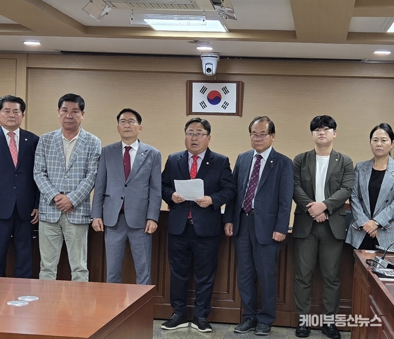 본회의 직후 수원시의회 국민의힘 의원단(대표 박현수, 평·금곡·호매실동)은 긴급 기자회견을 열고 “시민의 세금이 특정 정당의 정치활동에 이용된 의혹을 철저히 규명하겠다”고 밝혔다. / 김교민 기자