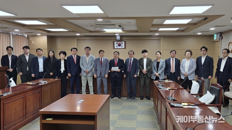 수원시의회 국민의힘 의원들은 “권력보다 원칙을, 정파보다 시민을, 정치보다 정의를 우선하겠다”며 “시민의 눈으로 감시하고 시민의 목소리로 바로잡겠다. 행정의 중립성과 의회의 도덕성을 지키는 것이 이번 사안의 핵심”이라고 거듭 강조하며 기자회견을 마무리 했다. / 김교민 기자