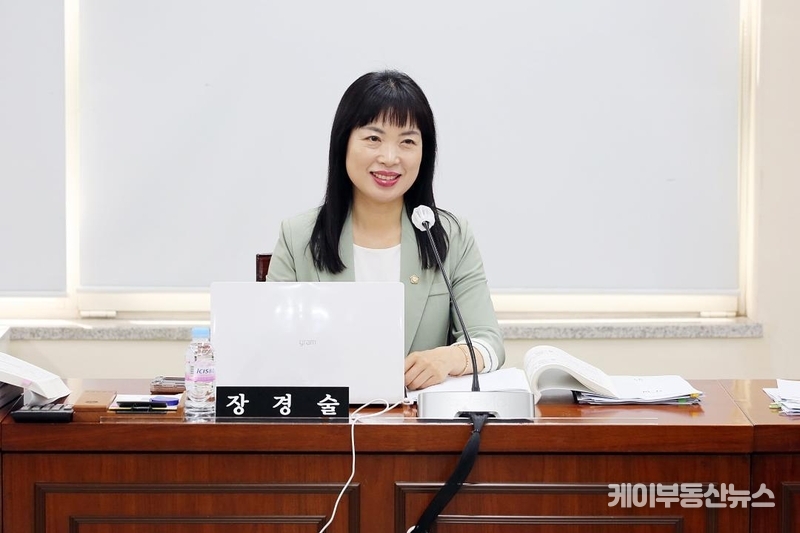 장경술 의원은 “해당 부동산은 개발과 무관하며, 현재 거주 중인 관양동 아파트에서 생활하고 있다”고 해명했다. 또한, “초선 시절 도시건설위원회 활동 동안 개발 정보를 사전에 알거나 추진 권한이 없었다”고 강조했다./ 김교민 기자