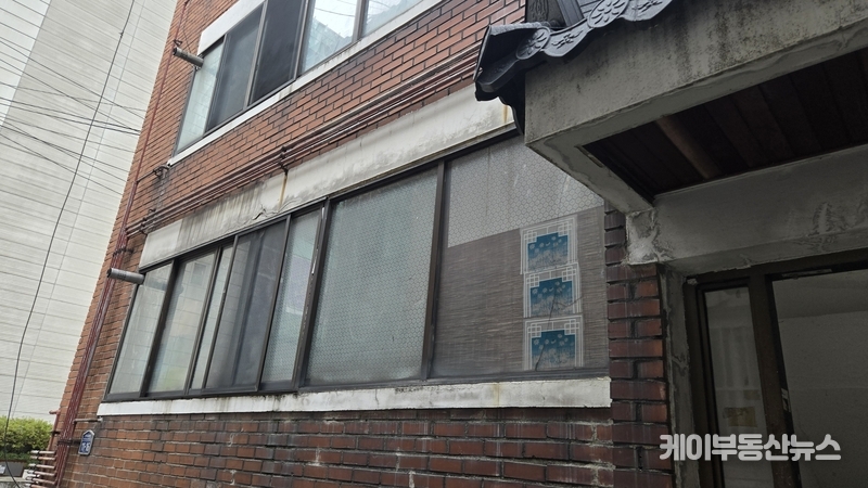 그러나 현장 확인 결과, 매입 대상은 외관과 시설이 노후한 소형 빌라로 실제 거주용으로 보기 어렵다는 지적이 나온다. 특히 재건축 연한에 맞춘 실거주 필요성과 매입 시점의 합리성에 대한 의문이 제기되고 있다. (안양시 동안구 비산동 소재 1987년 준공 노후 다세대주택 현장사진) / 김교민 기자