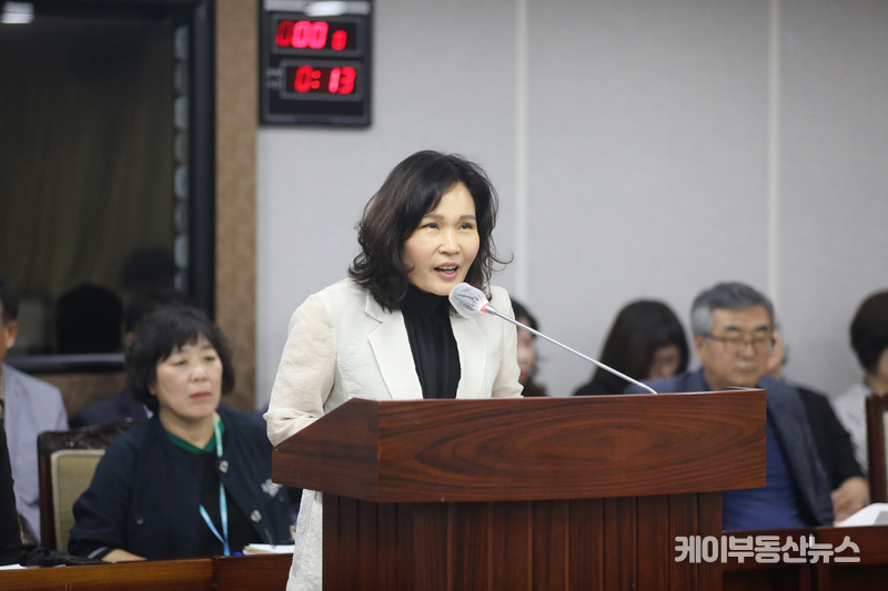 그러나 김은경 시의원은 단체 공지에서 “관련법상 자기부담금 10%”를 근거로 추가 회비 납부를 요구했다. 하지만 해당 사업의 용역계약서와 수원시 평생교육과가 보관 중인 ‘용역관리대장’ 어디에도 자기부담금 항목은 존재하지 않는 것으로 확인됐다. (사진 - 수원시의회 의원 홈페이지) / 김교민 기자