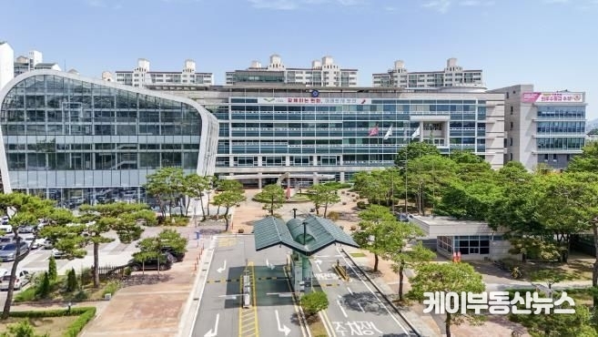 오산시 측은 “물류센터 주요 진입로가 오산IC와 오산 도로망과 연결되는 만큼 교통체증, 안전사고, 환경오염 등 부담은 오산 시민이 직접 겪게 된다”며 “사전 협의 없이 화성시가 행정 절차를 진행했다는 점이 문제의 본질”이라고 주장했다. (사진 - 오산시청 전경) / 김교민 기자
