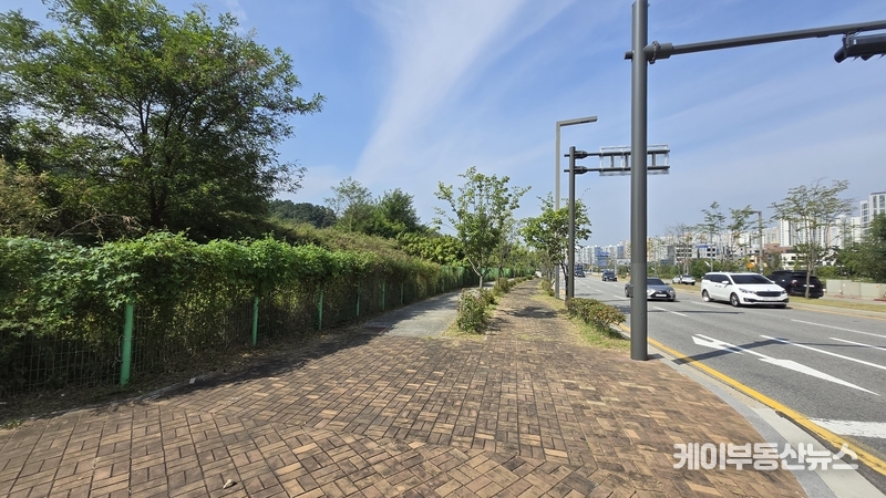 현장사진 - 유통3부지 인근 도로는 이미 대형 화물차와 건설 장비 차량이 빈번히 드나들고 있었고, 인근에는 지하차도 출입구가 맞닿아 있어 교통 흐름이 복잡한 상황이었다.) / 김교민 기자
