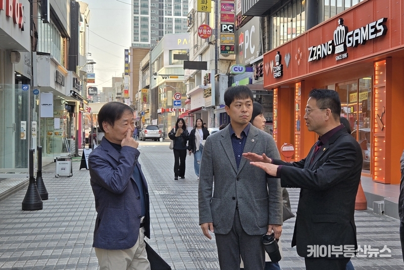 유영일 위원장과 백현종 대표의원이 안양1번가 일대를 살피고 있다. / 김교민 기자