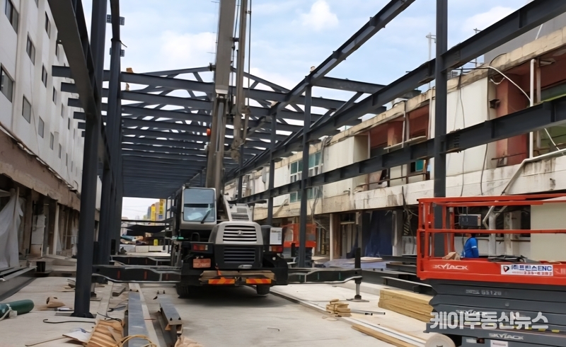 수원 화서시장 현대화 사업 당시 공사 현장 모습. 아케이드 지붕 설치와 상가 정비 공사가 동시에 진행되던 시기로, 상인회와 노점상들이 자진 철거와 재배치 합의를 통해 공사를 지원하며 시장 현대화를 이끌었다. 이 시기를 거쳐 현재의 화서시장 상권이 다시 형성됐다. (사진 - 수원 화서시장 상인회 제공) / 김교민 기자