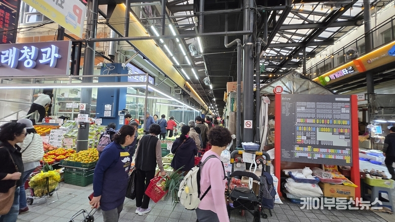 점포와 노점이 한 공간에서 자연스럽게 어우러지며 장보는 시민들로 북적이고 있다. 시장 내부는 불편함보다 활력과 온기가 느껴지며 전통시장 특유의 생동감이 살아 숨쉬고 있다. / 김교민 기자