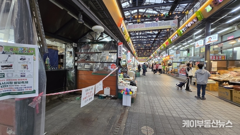 수원 화서시장 일부 구역. 팔달구청의 이행강제금 부과 등 행정 조치가 진행되면서 일부 노점이 비어 있는 공간으로 남아 있다. 한때 활기를 띠던 자리들이 공백으로 남으며 상권 위축에 대한 우려의 목소리도 나오고 있다. / 김교민 기자