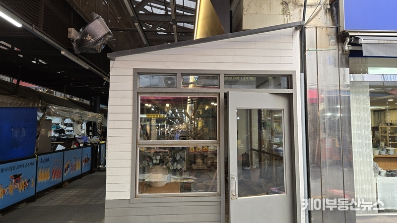 팔달구청 안전건설과는 “해당 구역은 도로법상 무단점유 구간으로 행정 조치가 불가피하다”며 “총 23개소 중 자진 철거 2개소, 철거 예정 1개소 등 단계별 행정 절차를 진행 중”이라고 밝혔다. / 김교민 기자