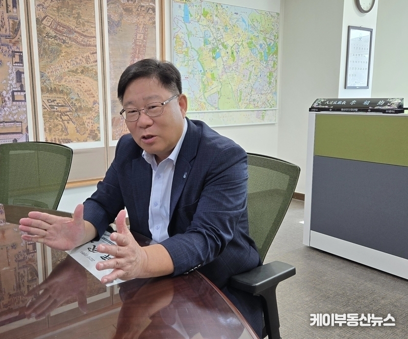 이상균 팔달구청장은 “법을 지키는 것은 기본이지만, 행정처분만으로는 시장이 살아나지 않는다”며 “상인 간 화합과 상권 활성화가 병행돼야 한다”고 말했다. (사진- 지난 9월 23일 인터뷰 중) / 김교민 기자