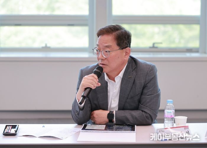 황준기 제2부시장이 21일 광주시청에서 열린 경강선 연장사업 사전타당성 조사 용역 최종보고회에서 인사말을 하고 있다
