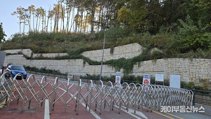 [르포] 용인시 고기동 892세대 아파트형 노인복지시설 공사차량 통행 논란… “초등학교 아이들 통학로가 공사장 된다”