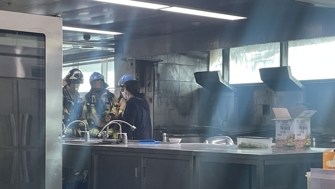 [단독] 경기도청 24층 구내식당 화재… 조리대 인근 발화 추정, 초기 진압으로 확산 차단