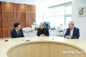 선감학원 피해지원 노력으로 (사)인권의학연구소 감사패 받은 경기도 김동연 지사