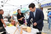 이상일 용인특례시장, 용인중앙시장 야시장에 참여한 시민 응원하고 수공예품, 생활용품 등 선보인 소상공인 격려