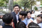 이상일 용인특례시장, 고림초 정문 확장 현장 살피고 운동회 하는 학생들 응원