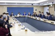 김동연 경기도지사, 미주한인회 총연합회장 만나 상호협력 위한 의견 나눠
