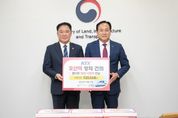 이권재 오산시장, 국토부 제2차관 만나 KTX 오산역 정차 건의서·12만 서명부 전달
