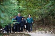 주광덕 남양주시장, 황금산 맨발걷기 길 현장점검…시민 힐링공간 확대