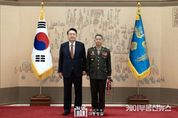 윤석열 대통령, 주일석 신임 해병대사령관 등 중장 진급자에 삼정검 수치 수여
