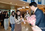 정명근 화성특례시장, 여성의날 맞아 빵과 장미 선물…“여성들에게 필요한 정책 적극 발굴하겠다”
