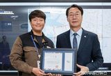 화성특례시, 폐금고서 귀금속 발견해 신고한 조성준 주무관에 표창 수여...“공직자의 모범 보여준 것에 감사”